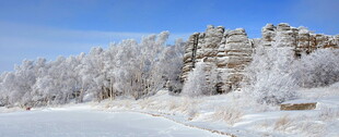 雪覆山峦景观图