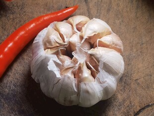 大蒜与红辣椒静物图