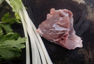 新鲜猪肉配葱及香菜