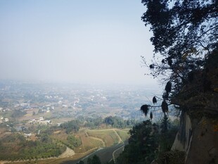俯瞰山间城市美景