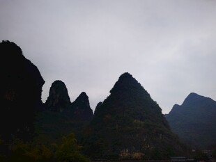 云雾缭绕的秀丽山峰