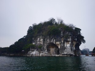 漓江孤峰屹立于碧水之上