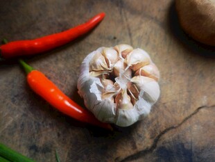 大蒜与红辣椒摆放在木面