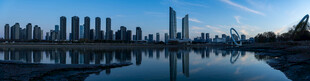 城市河畔天际线景观