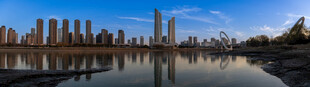 城市天际线与水面倒影景观