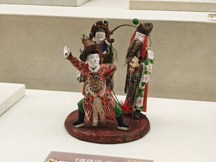 传统戏曲人物木雕摆件