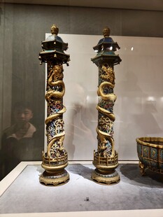 精美双龙装饰古典柱形器物