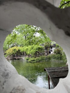 透过孔洞赏中式园林水景