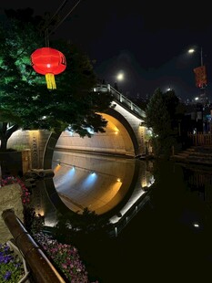 古桥夜景映红灯
