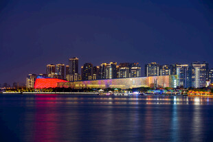 苏州文化艺术中心和金鸡湖夜景