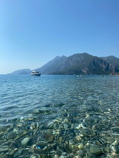 清澈海面与远处山峦美景