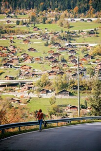 公路旁的美丽乡村景致