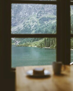 窗边湖景