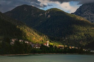 湖畔山峦间的美丽景致