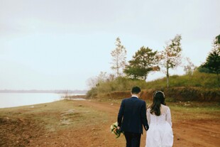 湖畔漫步的浪漫新婚夫妇