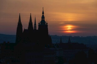 夕阳下的哥特式建筑剪影