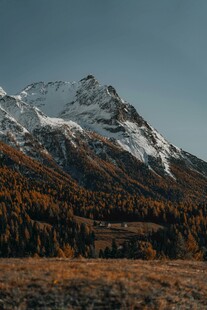 秋日雪山下的壮丽风景