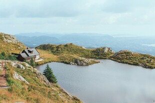 山间静谧湖泊与周边景致