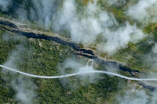 云雾中蜿蜒的山间公路