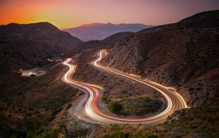 夕阳下的蜿蜒山间公路