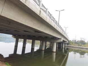 河畔桥梁横跨平静水面