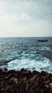 海边礁石与翻涌海浪