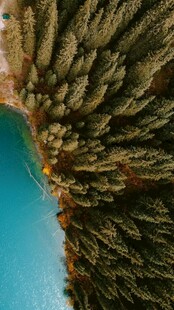 俯瞰翠绿山峦与碧蓝水域