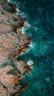 海岸礁石与碧蓝海水景观