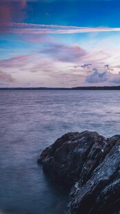 海边暮色中的礁石美景