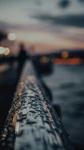 黄昏下带露珠的栏杆