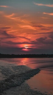 夕阳下的河畔美景