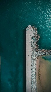 俯瞰海边栈桥与碧蓝海水