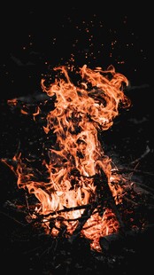 熊熊燃烧的篝火