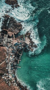 海岸风光碧海与礁石相映