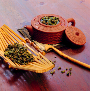 中式茶具与散落的茶叶