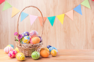 复活节彩蛋装饰篮与彩旗