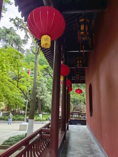 中式长廊挂红灯笼美景