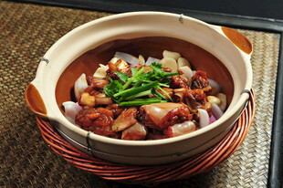 美味砂锅鸡肉煲