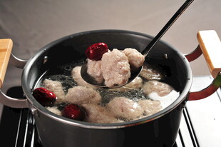 锅中炖煮的肉圆