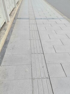 户外灰色系砖石铺就路面