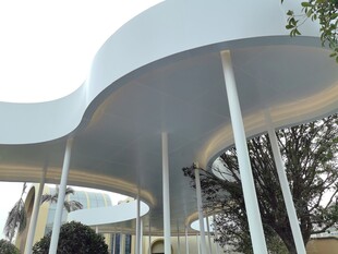 现代白色波浪形建筑结构