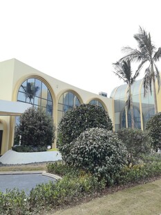 现代风格建筑与绿植景观