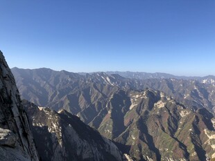 壮丽山峦景观