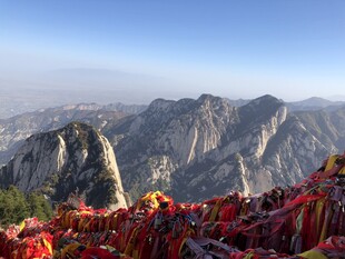 华山山顶祈福红绸景观