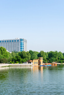 湖畔建筑与绿树相映成趣