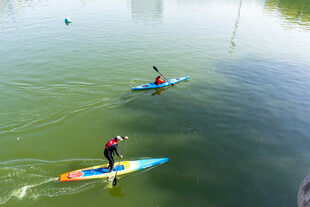 水上双人桨板运动场景