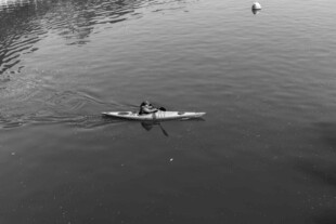 河上划艇的人们