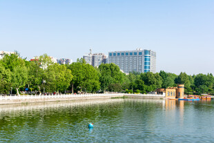 城市湖畔风光