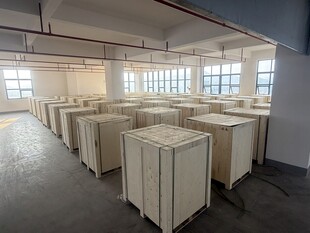 空旷仓库内的大量白色箱体