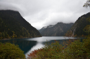 山间幽湖美景